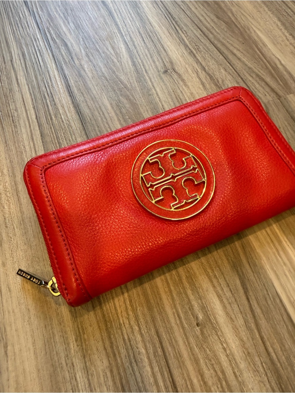 Tory Burch Amanda Continental Wallet Red Leather with Gold Logo - Picture 2 of 9